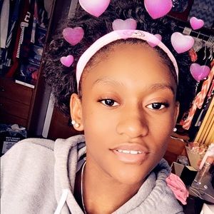 Meet your Posher, Davia